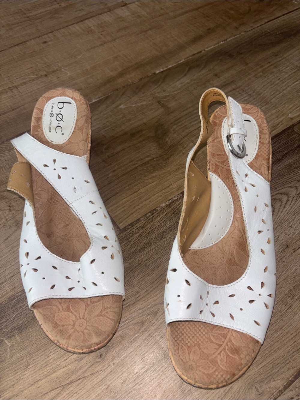 b.o.c. White Leather Floral Insole Wedge Sandals